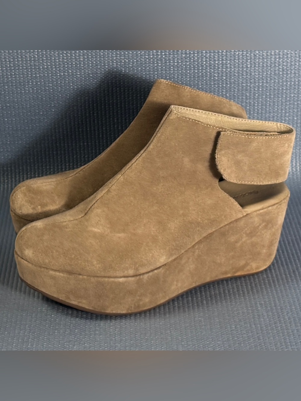 Chocolat Blu Women’s Cutout Wedge Sandals Tan Suede Size 8.5